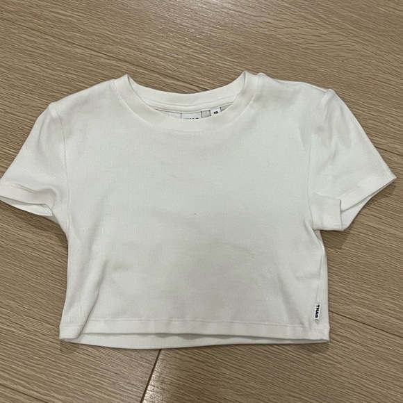 Aritzia TNA crop top - Picture 2 of 2